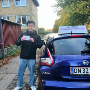 Tilfreds elev hos LA Køreskole køreskole København efter bestået prøve
